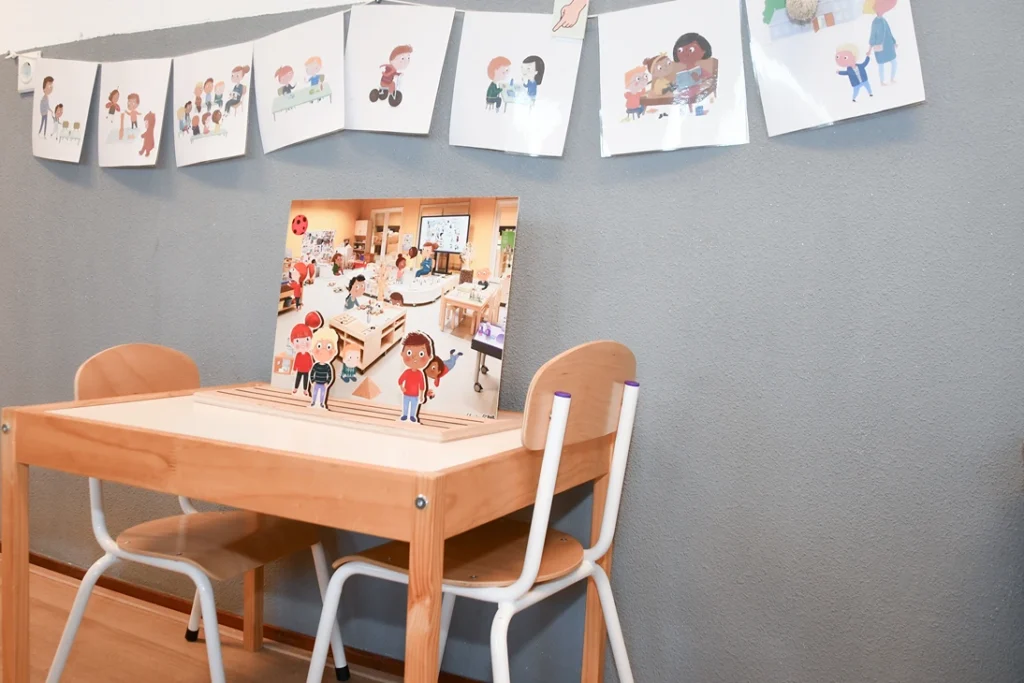 Schilderijtje in kinderlijke stijl op tafel in kinderopvang in Culemborg