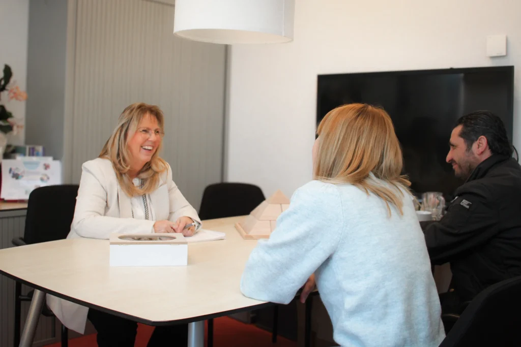 Lies in gesprek met medewerker en ouder