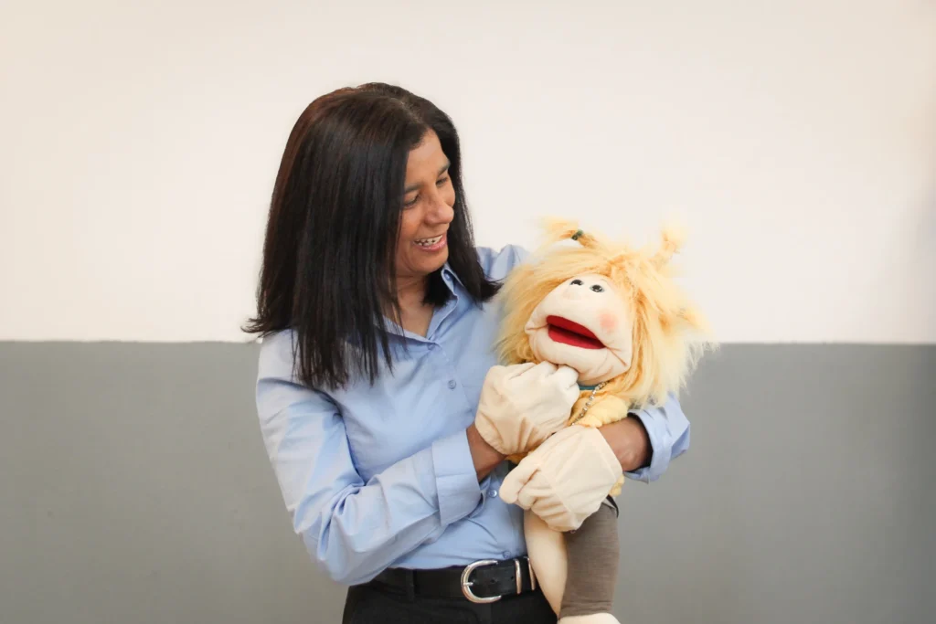 Een medewerkster van Kindcentrum SamSam met een knuffel