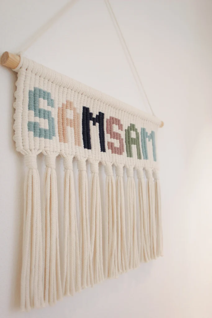 Decoratie aan muur met logo en naam van Kindcentrum SamSam in Culemborg