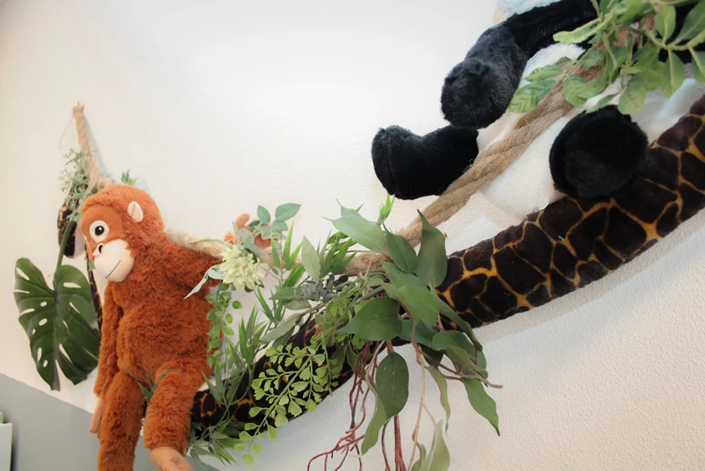 Dierenknuffels hangen aan de muur in kleinschalige kinderopvang in Culemborg